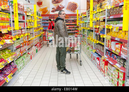 Les gens magasinent dans l'allée des supermarchés Banque D'Images