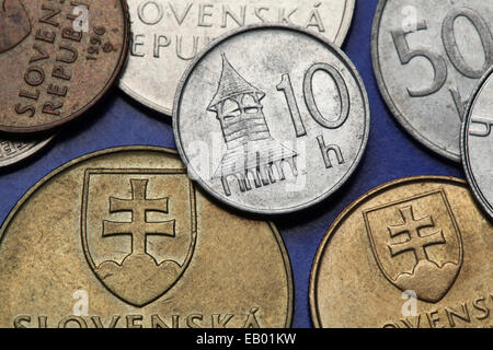 Coins de la Slovaquie. Beffroi en bois octogonale de Zemplin représenté sur la pièce de 10 slovaque la grêle. Banque D'Images