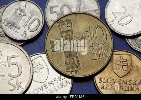 Coins de la Slovaquie. La croix de bronze du 11ème siècle représenté sur la couronne slovaque 10 pièce. Banque D'Images