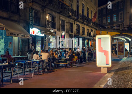 Restaurants La nuit dans la Rua Nova do Carvalho, district de Cais do Sodré, Lisbonne, Portugal Banque D'Images