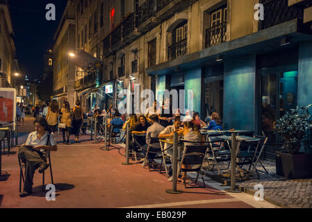 Restaurants La nuit dans la Rua Nova do Carvalho, district de Cais do Sodré, Lisbonne, Portugal Banque D'Images