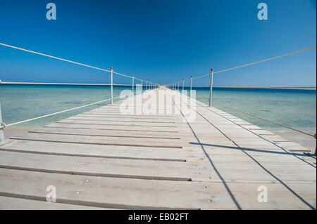 Structure en bois jetée aller en mer on tropical beach resort Banque D'Images