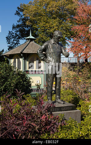 Une statue de Fred Lebow, le fondateur du marathon de New York, est située près de la porte des ingénieurs de Central Park, New York, États-Unis Banque D'Images