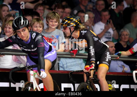 Manchester, UK. 22 Nov, 2014. Centre national de cyclisme, Manchester, Royaume-Uni. 22 novembre 2014. Cyclisme sur piste série révolution ronde 2. - Laura Trott parler aux fans, dans l'attente de début de l'UCI Femmes course scratch Credit : Grant Burton/Alamy Live News Banque D'Images