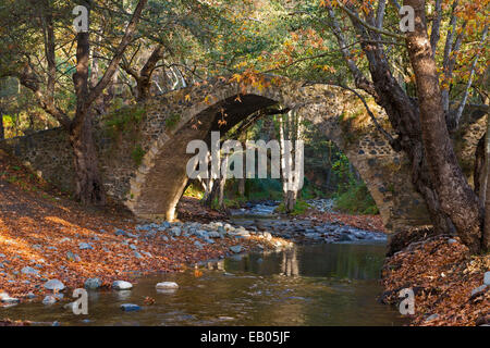 L'Kelefos Pont vénitien aux couleurs de l'automne dans les montagnes Troodos de Chypre Banque D'Images