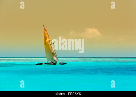 Voilier en bois dhow () sur l'eau turquoise de l'île de Zanzibar Banque D'Images