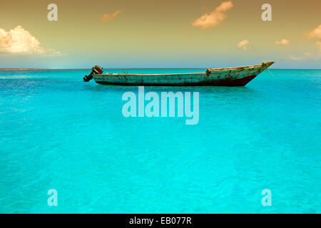 Bateau en bois flottant sur l'eau turquoise de l'île de Zanzibar Banque D'Images