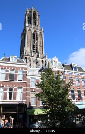 112m de haut de la tour du Dom médiévale de la cathédrale Saint-Martin d'Utrecht, Pays-Bas vu de Oudegracht canal au Vismarkt Banque D'Images