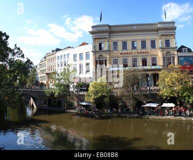 Les étudiants de prendre un verre à Winkel van Sinkel, terrasse sur la vieille ville médiévale de quais le long du canal Oudegracht. centre-ville d'Utrecht, Pays-Bas Banque D'Images