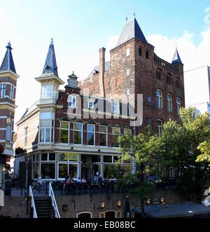 Oudegracht canal dans le vieux centre-ville d'Utrecht, aux Pays-Bas avec tadskasteel "Manoir Médiéval Oudaen' sur la droite Banque D'Images