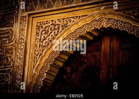 Ornements de style mauresque de l'Alhambra Palace Royal Islamique, Granada, Espagne. 16e siècle. Banque D'Images