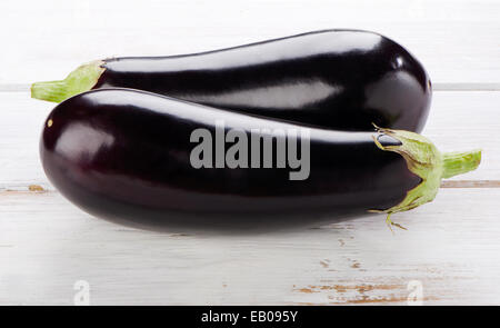 Deux aubergines sur une table en bois. Selective focus Banque D'Images