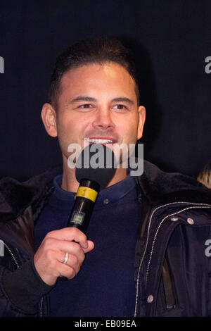 Southport, Merseyside, Royaume-Uni. 22 novembre, 2014. Southport's grand Concours de Noël sur l'interrupteur, l'allumage des feux par Coronation Street star Ryan Thomas (Jason Grimshaw), avec d'autres stars et les actes d'effectuer sur une scène au centre de Lord Street qui a été fermé à la circulation pour l'événement. Festivités dans le resort sont cette année organisée par la nouvelle équipe du district d'amélioration des affaires. Credit : Mar Photographics/Alamy Live News Banque D'Images