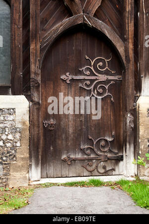 Ancienne porte rustique de l'église avec charnières ornées Banque D'Images