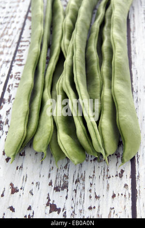 Les Haricots verts sur une table rustique blanc Banque D'Images