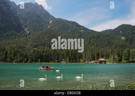 Les gens en bateau à aubes sur le lac Dobbiaco Toblacher Val Pusteria Tyrol du Sud, Italie Banque D'Images