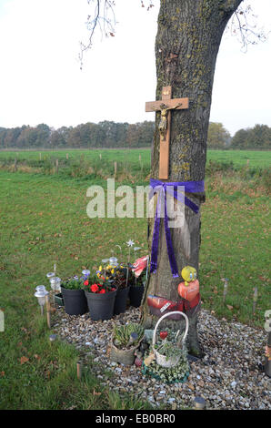 Mémorial de la route après l'accident mortel de la circulation aux Pays-Bas Banque D'Images