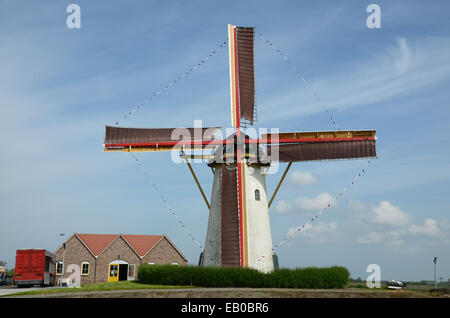 Moulin à vent hollandais décoré pour la fête du Roi dans la région de Zeeland Pays-bas Biggekerke Banque D'Images