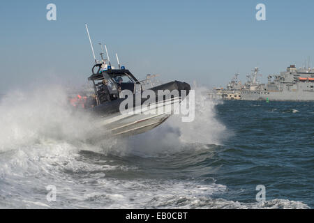 Les gardes-côtes à bord d'une équipe d'intervention de Sécurité Maritime petit bateau mener un exercice d'entraînement dans la baie de Chesapeake le 20 novembre 2014 à Portsmouth, en Virginie. Banque D'Images