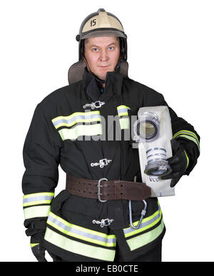 Fireman holding un tuyau d'incendie sur un fond blanc Banque D'Images