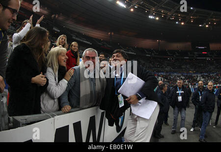 Paris, France. 23 novembre, 2014. Stade de France à Paris. Série d'automne International rugby série. La France contre l'Argentine. L'entraîneur de l'Argentine, Daniel Hourcade célèbre le score final France 13 v 18 Argentine : Crédit Plus Sport Action Images/Alamy Live News Banque D'Images