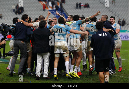 Paris, France. 23 novembre, 2014. Stade de France à Paris. Série d'automne International rugby série. La France contre l'Argentine. Les joueurs de l'Argentine la fête au coup de sifflet final pour leur victoire à France 13 v 18 Argentine : Crédit Plus Sport Action Images/Alamy Live News Banque D'Images