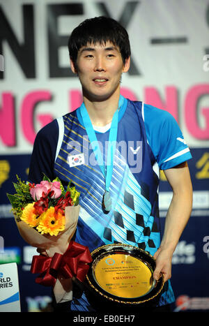 Hong Kong, Chine. 23 Nov, 2014. Fils Wan Ho de Corée du Sud pose sur le podium après avoir remporté le match final du tournoi contre Chen long de la Chine à l'Yonex-Sunrise Open de Hong Kong à Hong Kong, Chine du sud, le 23 novembre 2014. Fils Wan Ho a gagné 2-0 à l'or. © Lo Fai Ping/Xinhua/Alamy Live News Banque D'Images