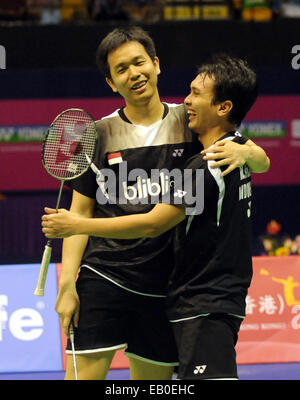 Hong Kong. 23 Nov, 2014. Hendra Setiawan(L) et Mohammad Ahsan de l'Indonésie célébrer après le winnging hommes double final du Yonex-Sunrise Hong Kong Open tournoi de badminton à Hong Kong Coliseum de Hong Kong, le 23 novembre 2014. Hendra Setiawan et Ahsan Mohammad réclamé le titre en battant Liu Xiaolong et Qiu Zihan de Chine avec 2-1 (21-16, 17-21, 21-15). © Lo Fai Ping/Xinhua/Alamy Live News Banque D'Images