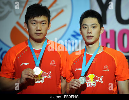 Hong Kong. 23 Nov, 2014. Liu Xiaolong (R) et Qiu Zihan de Chine montrent leurs médailles d'argent au cours de la cérémonie pour l'hommes double final du Yonex-Sunrise Hong Kong Open tournoi de badminton à Hong Kong Coliseum de Hong Kong, le 23 novembre 2014. Liu Xiaolong Qiu et Zihanlost à Hendra Setiawan et Ahsan Mohammad de l'Indonésie avec 1-2 (16-21, 21-17, 15-21). © Lo Fai Ping/Xinhua/Alamy Live News Banque D'Images