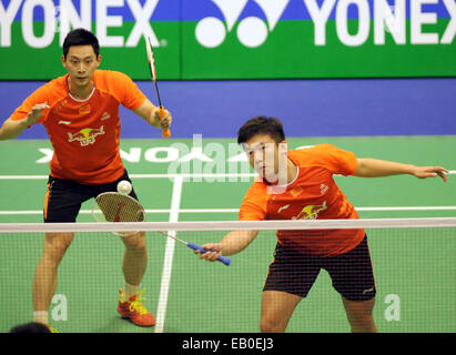 Hong Kong. 23 Nov, 2014. Liu Xiaolong et Qiu Zihan (R) de Chine retour la balle pendant leurs hommes double final du Yonex-Sunrise Hong Kong Open tournoi de badminton à Hong Kong Coliseum de Hong Kong, le 23 novembre 2014. Liu Xiaolong et Qiu Zihan de Chine a perdu avec 1-2 (16-21, 21-17, 15-21). © Lo Fai Ping/Xinhua/Alamy Live News Banque D'Images