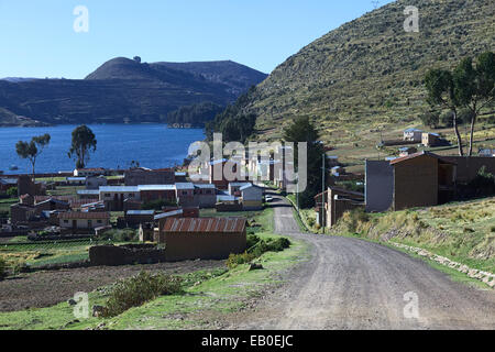 La petite ville de Yampupata sur l'extrémité de la péninsule de Yampupata sur la rive du lac Titicaca en Bolivie Banque D'Images