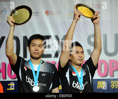 Hong Kong. 23 Nov, 2014. Hendra Setiawan(L) et Mohammad Ahsan d'Indonésie montrent leurs trophées lors de la cérémonie pour l'hommes double final du Yonex-Sunrise Hong Kong Open tournoi de badminton à Hong Kong Coliseum de Hong Kong, le 23 novembre 2014. Hendra Setiawan et Ahsan Mohammad réclamé le titre en battant Liu Xiaolong et Qiu Zihan de Chine avec 2-1 (21-16, 17-21, 21-15). © Lo Fai Ping/Xinhua/Alamy Live News Banque D'Images