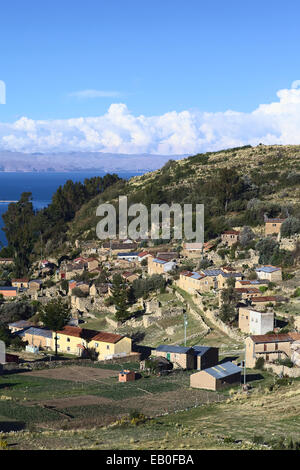 Le petit village aymara de Sampaya traditionnel sur la péninsule de Copacabana sur les rives du lac Titicaca en Bolivie Banque D'Images