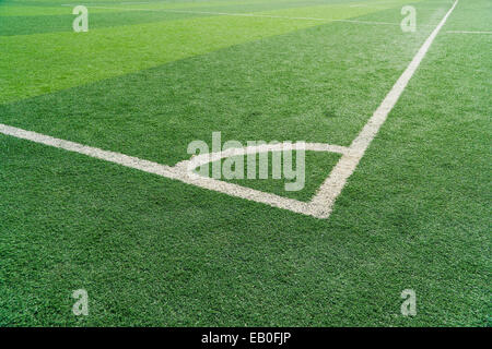Ligne d'angle d'un terrain de football synthétique Banque D'Images
