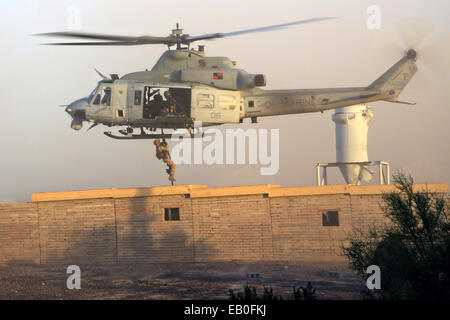 Un US Marine Corps un hélicoptère Huey-1Y insère des Marines lors d'un raid au K-9 Huey, Village 1 octobre Yuma, 2014 à Yuma, Arizona. Banque D'Images