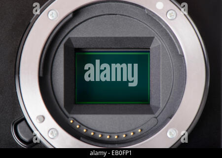 Gros plan du capteur d'image APS-C en appareil photo mirrorless Banque D'Images