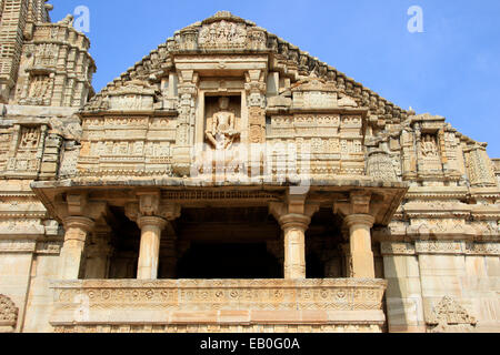 Vue frontale du temple de Seigneur Krishna's dévot Meera dans le voisinage de la tour de la Victoire, Chittorgarh Fort, Rajasthan, Inde, Asi Banque D'Images