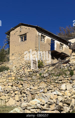 Vieux murs en pierre et une maison de briques d'adobe dans le petit village traditionnel de Sampaya aymaras du Lac Titicaca en Bolivie Banque D'Images