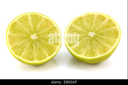 Fruits de citron vert coupé en deux montrant section transversale, isolé sur fond blanc Banque D'Images