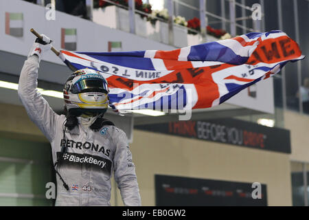 Abu Dhabi, Emirats Arabes Unis. 23 Nov, 2014. LEWIS HAMILTON de Grande-Bretagne et Mercedes AMG Petronas F1 Team célèbre après avoir remporté la Formule 1 Grand Prix d'Abu Dhabi 2014 et 2014 le Championnat du Monde de Formule 1 au Circuit de Yas Marina à Abu Dhabi, Emirats Arabes Unis. Credit : James/Gasperotti ZUMA Wire/Alamy Live News Banque D'Images