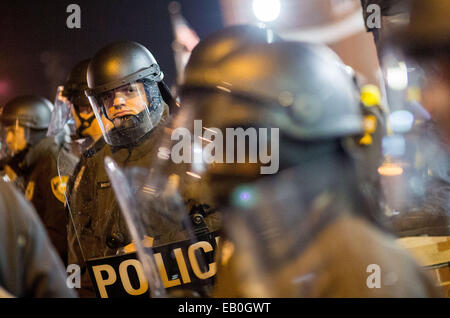 Ferguson, Missouri, États-Unis 23 Nov, 2014. La police en tenue de respecter dans la rue des manifestants près de la station de police de Ferguson Ferguson, Missouri, États-Unis, le 23 novembre 2014, en attendant la décision du Grand Jury sur l'opportunité de charger l'agent de police tuant des 18 ans, Michael Brown le 9 août. Credit : Shen Ting/Xinhua/Alamy Live News Banque D'Images