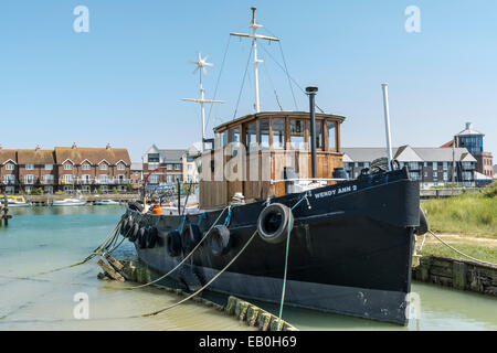 La location / ancrée sur le côté ouest de la rivière Arun - Littlehampton, West Sussex. Banque D'Images