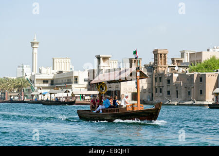 Les touristes de prendre un tour sur un bateau-taxi dans la Crique de Dubaï, Dubaï, Émirats Arabes Unis Banque D'Images