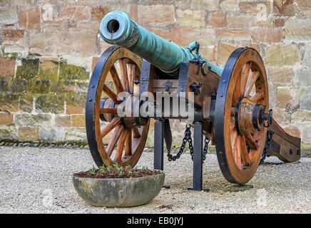 Old cannon à côté d'un mur du château, Morges, Suisse Banque D'Images