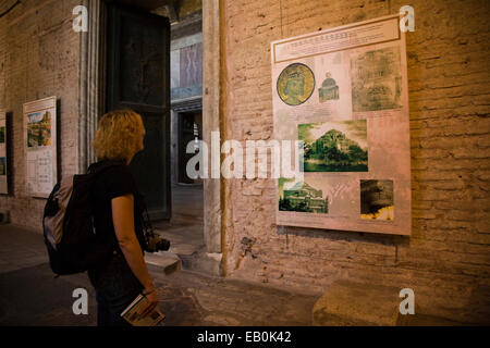 Expositions à l'intérieur de Sainte-sophie (église de la Sainte Sagesse) La chronique de l'histoire de l'église célèbre, Istanbul, Turquie, Moyen-Orient Banque D'Images