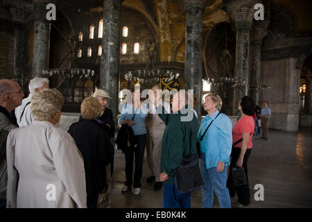 Visites de groupe visite la célèbre Sainte-sophie (église de la Sainte Sagesse), Istanbul, Turquie, Moyen-Orient Banque D'Images