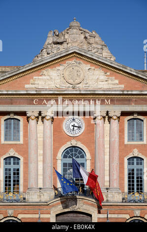 Mairie ou Mairie façade sur la Place du Capitole place du village avec des drapeaux européens et français Toulouse France Banque D'Images