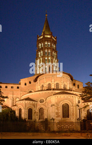 Beffroi en brique clocher de l'Église et clocher d'origine romane Saint Sernin basilique romane ou l'église illuminée au crépuscule, la nuit ou le crépuscule Toulouse France Banque D'Images