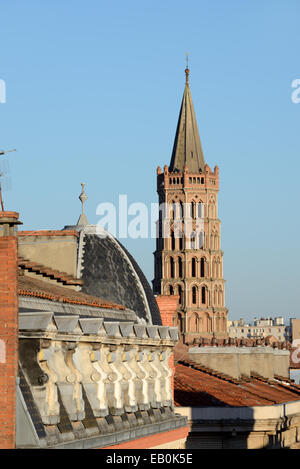 Beffroi de l'Red-Brick Saint Sernin basilique romane ou l'Église et les toits ou les toits de Toulouse France Banque D'Images