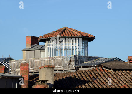 Véranda sur le toit ou un puits de vacances Toulouse France Banque D'Images